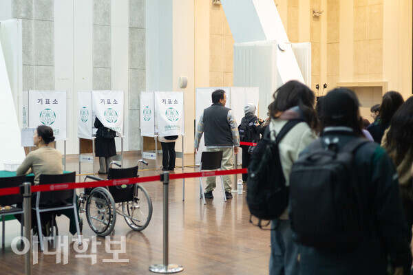 이화인들이 소중한 한 표를 행사하기 위해 ECC 이삼봉홀을 찾았다. <strong>변하영 사진기자