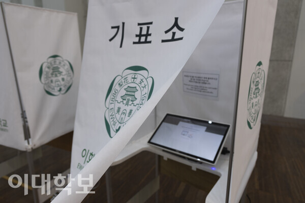 기표소 내부에는 도장과 인주가 아닌 터치스크린 모니터와 NFC(Near Field Communication) 카드 리더기가 비치돼 있다. <strong>남현지 사진기자