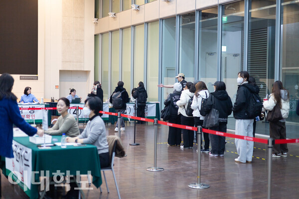 이화인들이 본인확인과 투표권 카드 발급을 위해 대기하고 있다. <strong>변하영 사진기자