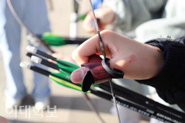 국궁을 하기 전 오른손에 ‘깍지’를 착용하는 모습. 양궁과 달리 국궁은 엄지손가락에 깍지를 끼고 활시위를 당긴다. <strong> 안정연 사진기자