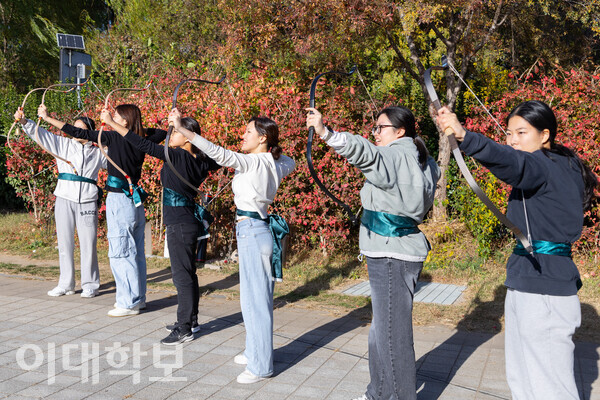 145m 원사를 위해 시위를 잡아당기고 있는 천화 부원들의 모습. <strong> 변하영 사진기자