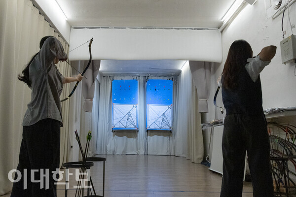 천화 부원들이 권오정 연습장에서 과녁을 향해 조준하고 있다. <strong> 강연수 사진기자