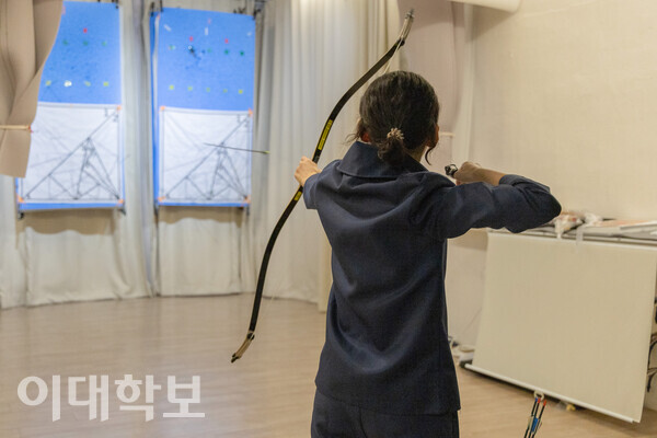 권오정 연습장 내부의 과녁을 향해 화살이 날아가고 있다. <strong> 남현지 사진기자
