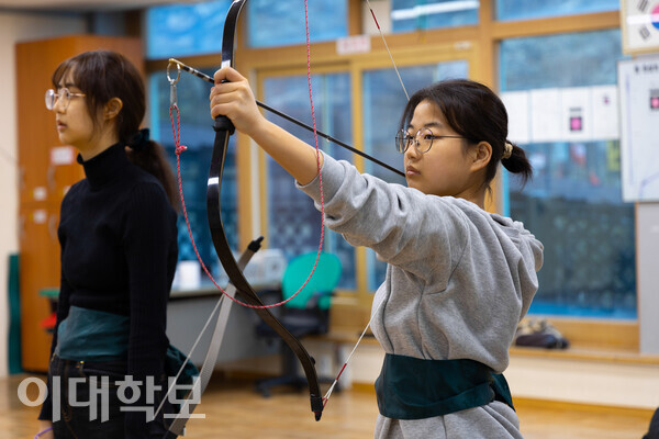 화살 끝에 줄이 달려 있는 채로 쏘는 연습을 진행한다. <strong>  남현지 사진기자