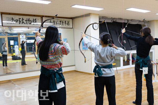 거울을 보며 자신의 자세를 고쳐잡는 천화 부원들의 모습. <strong> 남현지 사진기자