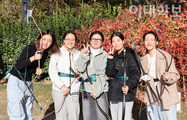 추운 날씨에도 난지 국궁장을 찾은 신세원(전자전기·20),이민경(컴공·21),임연서(교공·22),김수진(디자인·23),홍지우(컴공·21)씨. <strong> 변하영 사진기자