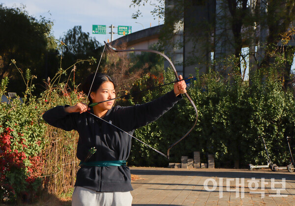 김수진(디자인·23)씨가 올바른 자세로 활시위를 당기고 있다. <strong> 안정연 사진기자