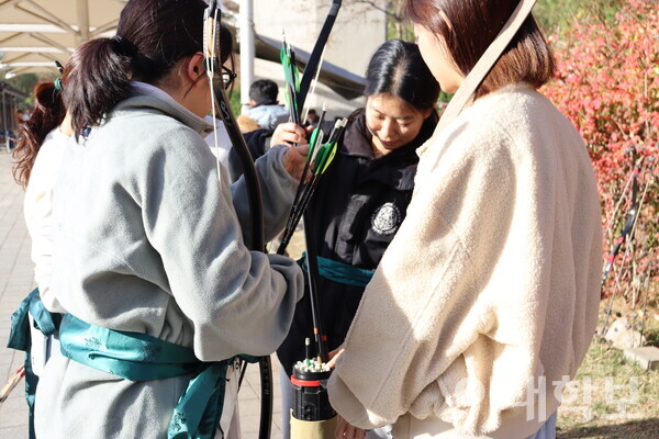 천화 부원들이 각자 활통에서 야외 습사에서 사용할 화살을 꺼내고 있다. <strong> 안정연 사진기자