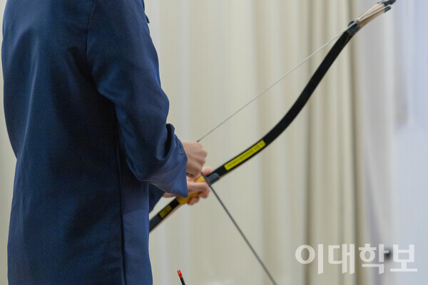 활시위를 당기기 전 준비하는 모습. <strong> 남현지 사진기자