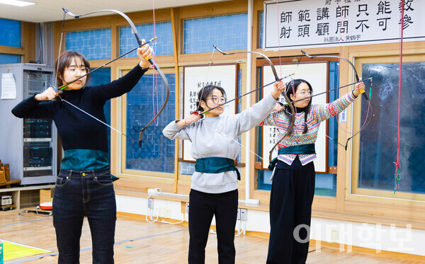 천장에 매달린 줄에 화살을 걸고, 거울에 있는 작은 과녁을 조준한 채 10초간 버티는 ‘고침(稁砧) 쏘기’의 한 순간. <strong> 남현지 사진기자