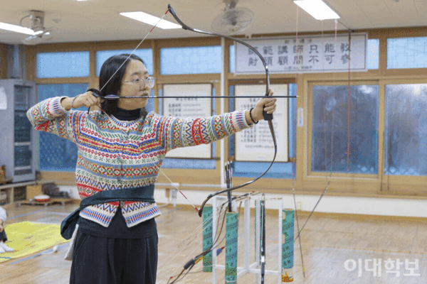 최주리(심리·23)씨가 황학정 내부 연습실에 마련된 과녁을 향해 쏘고 있다.  남현지 사진기자