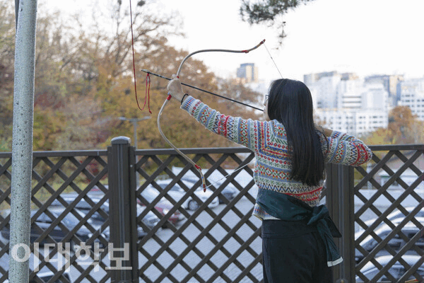 줄살’ 연습을 하는 최주리(심리·23)씨의 모습. 황학정 연습실 밖에서 줄에 화살을 매단 채 높은 곳을 바라보고 쏘는 연습을 한다. <strong> 남현지 사진기자