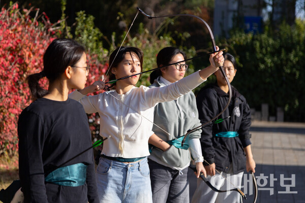 천화 부원들이 난지 국궁장에서 야외 습사를 진행하고 있는 모습. <strong> 변하영 사진기자