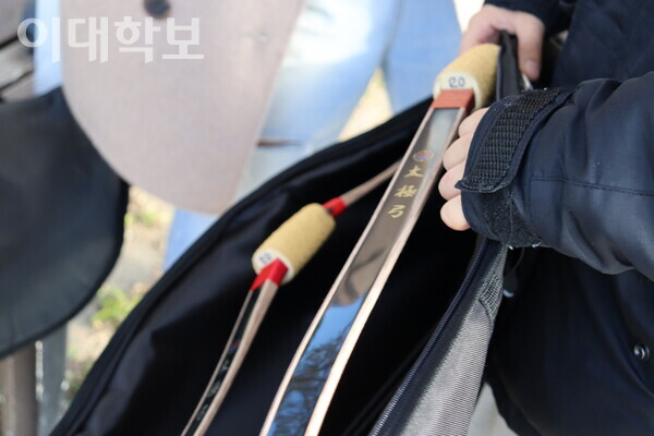 야외 습사를 위해 활을 꺼내고 있는 모습. 다양한 파운드로 연습을 진행한다. <strong> 안정연 사진기자