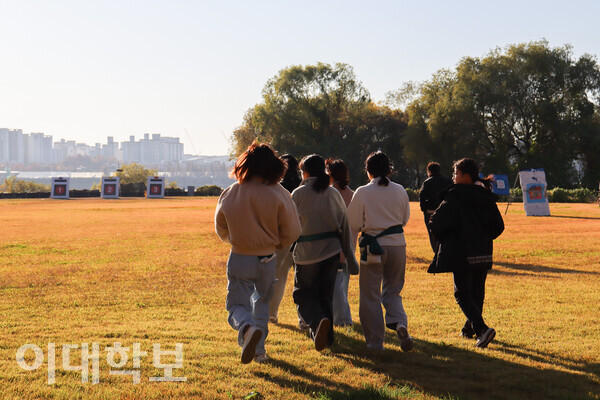 쏜 화살을 치우는 '살을 치러' 다같이 달려가는 모습. <strong> 안정연 사진기자