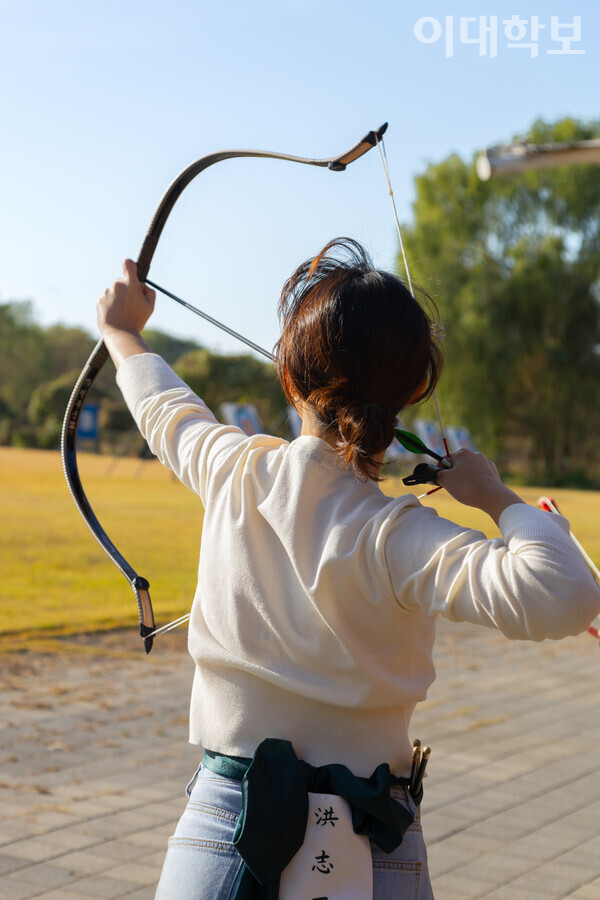 홍지우(컴공·21)씨가 난지 국궁장에서 145m 거리에 있는 과녁에 화살을 맞추기 위해 시위를 당기고 있다. <strong> 변하영 사진기자