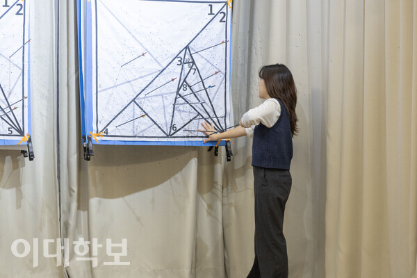 점수판에 화살을 쏘는 팀별 게임 이후 화살을 뽑고 있는 홍지우(컴공·21)씨의 모습. <strong> 남현지 사진기자