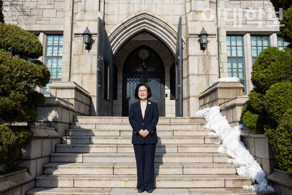 제18대 총장으로 선출된 이향숙 교수(수학과)가 총장실이 위치한 본관 앞에서 카메라를 바라보고 있다. 이향숙 교수는 제16대 총장선거에서 낙선한 뒤, 다시 도전해 제18대 총장으로 선출됐다. 변하영 사진기자
