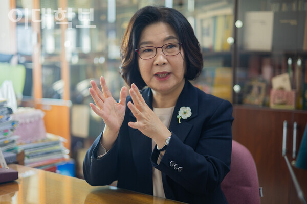 이향숙 교수의 연구실인 종합과학관 A동 A510호. 당선 직후 만난 그는 당선의 기쁨과 총장으로서의 책임감을 모두 느끼고 있었다. <strong>변하영 사진기자