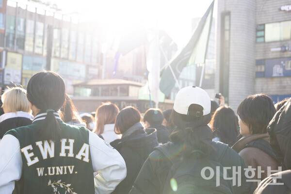 이번 시국선언 기자회견에는 많은 학내자치단위가 깃발을 들고 동참했다. <strong> 안정연 사진기자