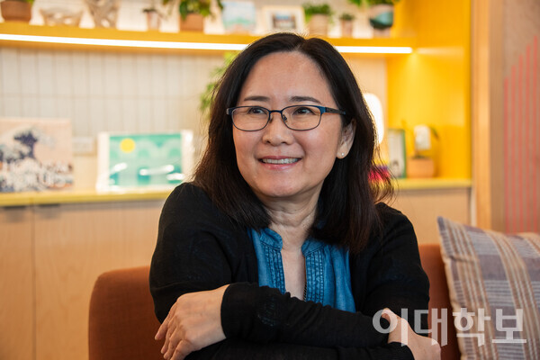 따뜻한 미소와 함께 자신의 삶을 이야기하고 있는 김은주씨의 모습. <strong>안정연 사진기자