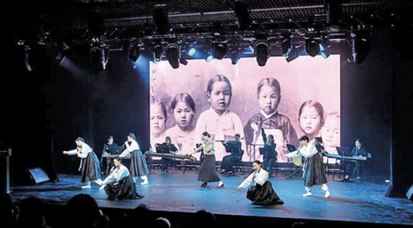 한국음악과 학생 창극단 ‘이화SORI’이 영산극장에서 공연하고 있다. 제공=우리대학 홍보실