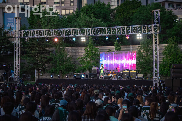 대동제 마지막 날 잔디광장에서 ‘초록의 밤’ 공연이 진행됐다. 가수 최유리씨가 공연을 펼치고 있는 모습. 출처=이대학보DB