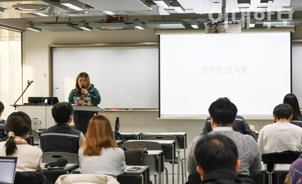 2월27일 ECC B161에서 열린 전국대학원생노동조합 이화여대분회 출범식에서 조민형 분회장이 인사말을 전하고 있는 모습. <strong>채의정 사진기자