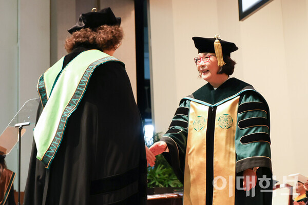 2024학년도 전기 학위수여식에서 학위를 취득하는 이화인과 악수를 하고 있는 이향숙 총장의 모습. <strong>채의정 사진기자