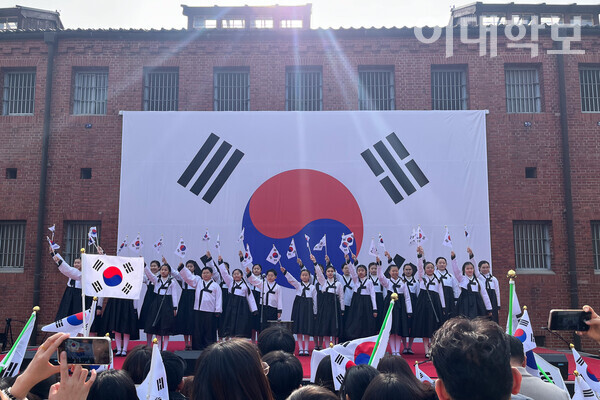 제106주년 3·1절 기념행사 '서대문, 1919 그날의 함성' 기념식 무대에서 역사어린이합창단이 태극기를 하늘 위로 높이 쳐들고 있다. 유은채 기자