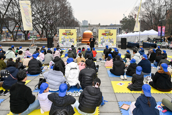 1일 오후1시30분경 제106주년 3·1절 기념행사 프로그램 '서대문 독립 골든벨' 시민 참가자들이 3·1독립선언기념탑 앞 광장에 일제히 모여 있다. 제공=서대문구청