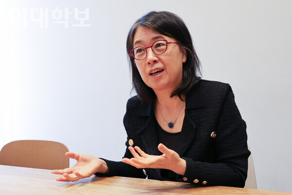 김윤덕씨가 자신만의 인터뷰 철학과 ‘인터뷰에서 중요한 것은 상대방을 편안하게 하는 것’이라는 노하우에 대해 설명하고 있다. <strong>채의정 사진기자</strong>