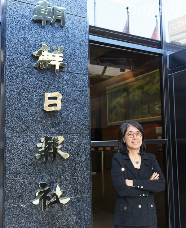 김윤덕씨가 16년간 여성이 겪는 문제를 웃프게 다룬 칼럼 ‘줌마병법’을 연재한 조선일보 본사 앞에서 포즈를 취하고 있는 모습. 채의정 사진기자