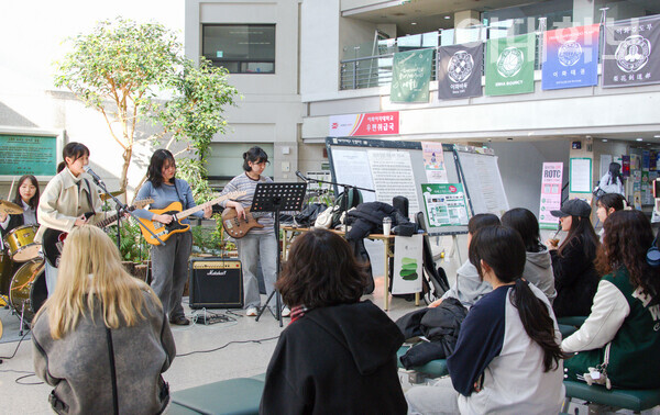 개화제에 참여한 이화인들이 학생문화관에서 밴드 공연을 펼치고 있다. 진유경 사진기자
