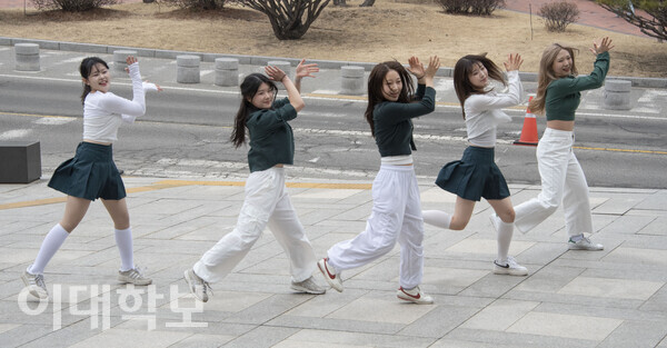 댄스버스킹 동아리 ‘비바시티’(VIVACITY)가 개화제에서 버스킹 공연을 펼치고 있다. 채의정 사진기자