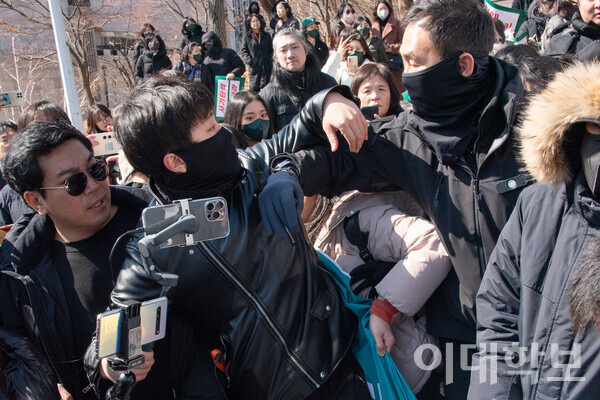 탄핵반대 시국선언에 참가한 탄핵 반대측과 우리대학 총무처 직원이 대강당 앞에서 대치하고 있다. <strong> 변하영 사진기자