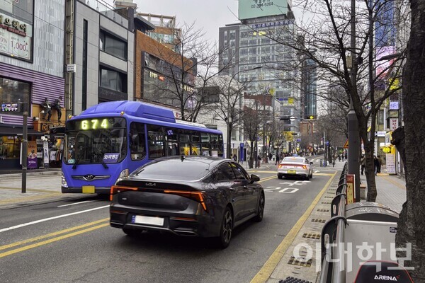 대중교통전용지구에서 해제된 연세로에 버스와 승용차가 함께 지나고 있다. 이지원 기자
