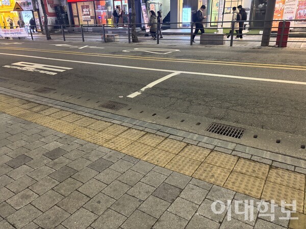 연세로에는 도로와 인도 사이 아무런 보호장치가 없는 구간들이 존재한다. 이지원 기자