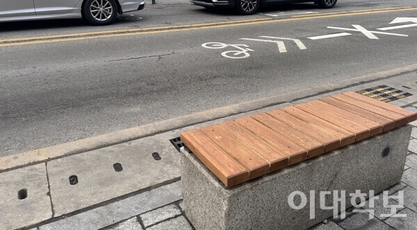 연세로에 설치된 앉음석. 이지원 기자