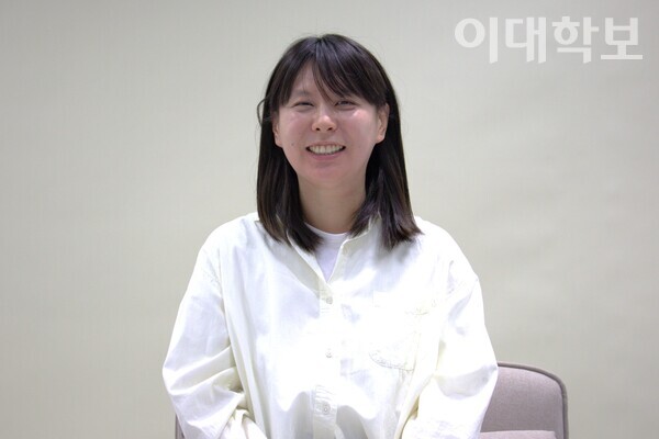 환하게 웃고 있는 고은별 씨. 그는 웃음을 통해 관객에게 미소를 전파하고, 또 웃음을 무기로 자신만의 씬을 개척해간다. 진유경 사진기자.