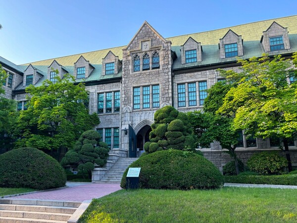 우리대학 본관 전경. 출처=이대학보 DB