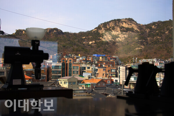 '인왕산 대충유원지'의 창가 좌석에서 바라본 인왕산의 풍경. <strong>정영인 사진기자