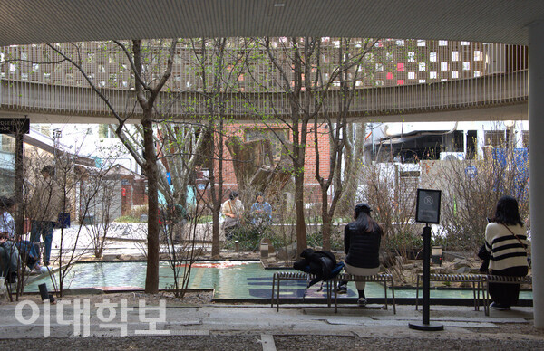 서촌의 복합문화공간 ‘그라운드시소 서촌’. 독특한 외양을 한 건물의 1층 야외공간에서는 사람들이 모여앉아 쉬어간다. <strong>진유경 사진기자