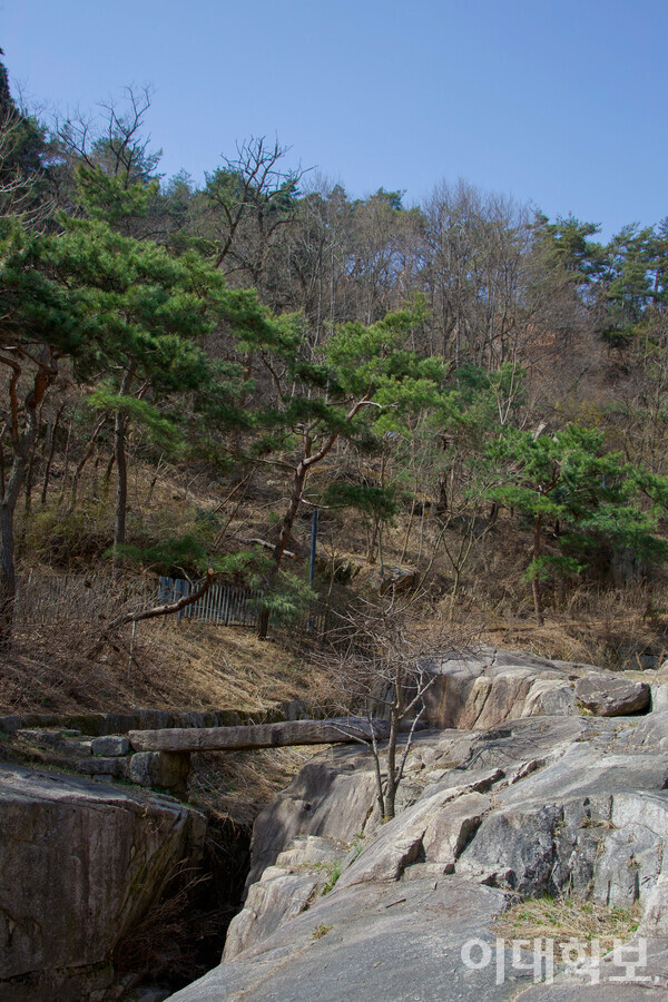 여름이 되면 물흐르는 소리가 들리는 수성동 계곡의 모습. <strong>채의정 사진기자