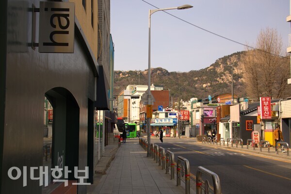 경복궁역 3번 출구에서 자하문로를 따라 걷다보면 다양한 편집샵과 세월이 묻은 상점들을 찾아볼 수 있다. <strong>정영인 사진기자