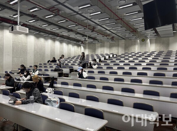 필수교양 <기독교와세계>를 수업하는 ECC B142호. 좌석이 202석이지만 충전할 수 있는 콘센트는 하나도 없다. 이지원 기자