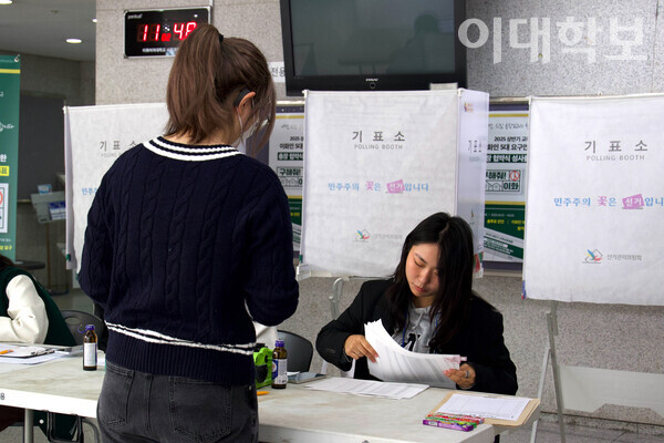학생총투표가 진행 중인 포스코관 지하 1층에서 한 학생이 투표를 하기 위해 본인 확인을 받고 있다.채의정 사진기자