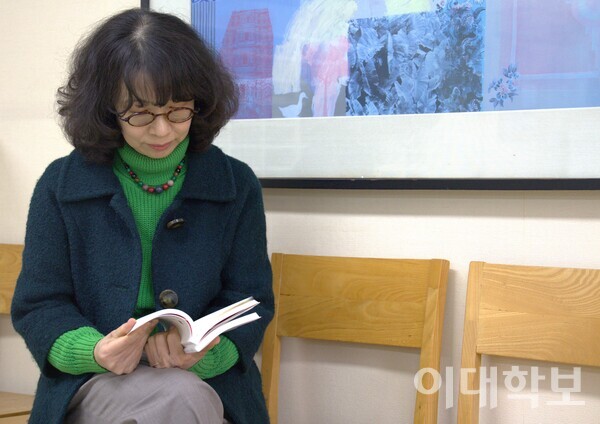 정끝별 교수는 “시는 돈도 권력도 되지 않으나 그렇기에 가장 무해하다”고 하며 “보이지 않는 가치들과 ‘선한 의지’를 지향하는 것이 결국 시의 마음” 이라고 말했다. 진유경 사진기자