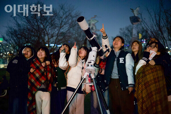 폴라리스 부원들이 밤하늘의 별들을 가리키며 환히 웃고있다. 채의정 사진기자