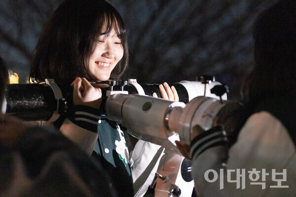 폴라리스 부원 변아진(화학·24)씨가 망원경의 설치를 돕기 위해서 경통을 들어주고 있다. <strong>진유경 사진기자